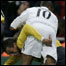 Gilberto Silva e Robinho disputam bola