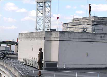 Anthony Gormley sculptures on a roof in London