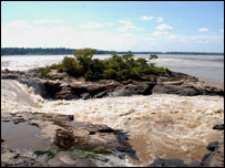Cachoeira do Teotônio, no rio Madeira, que será submersa pelas usinas (Foto: Wilson Dias/ABr)