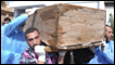 Líbios carregam caixão de manifestante morto em distúrbios em Benghazi (Foto: AP)
