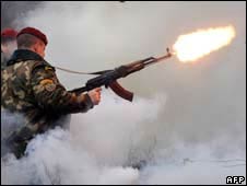 Военный с автоматом Калашникова