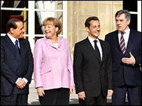 Silvio Berlusconi, Angela Merkel, Nicolas Sarkozy e Gordon Brown em Paris. Foto: AFP