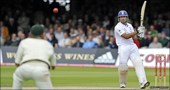 Bopara narrowly avoids being caught by Hauritz