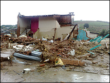 As águas do rio destruíram a maioria dos prédios públicos de Branquinha (fotos: Paulo Cabral)